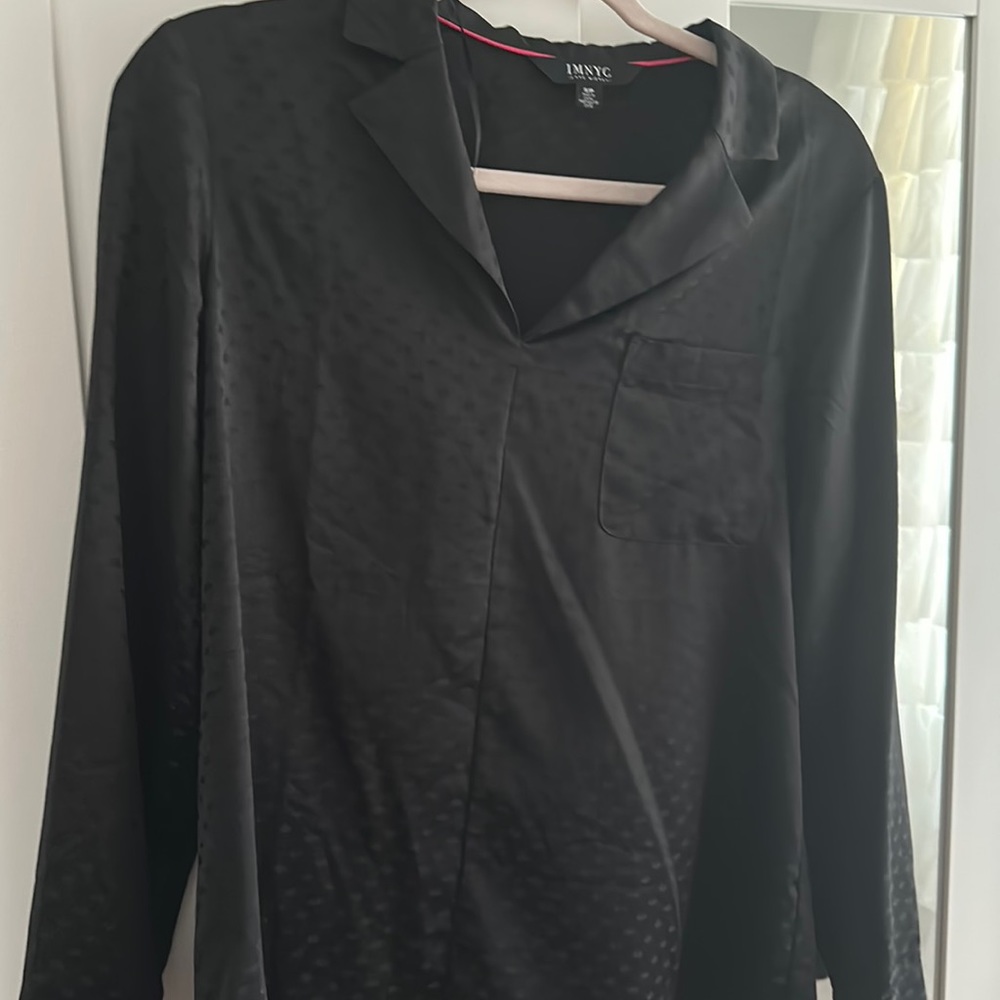 NWOT IMNYC ISAAC MIZRAHI black collared satin-like blouse with polka dots